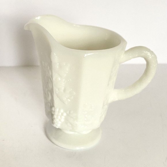 Vintage WESTMORELAND Paneled Grapes Vine White Milk Glass Creamer Pitcher MINT - Picture 4 of 9